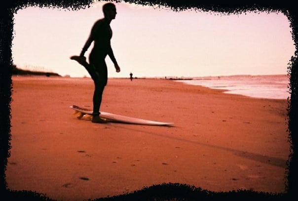 Una imagen de un surfista en una playa con un borde de Photoshop pintado a mano