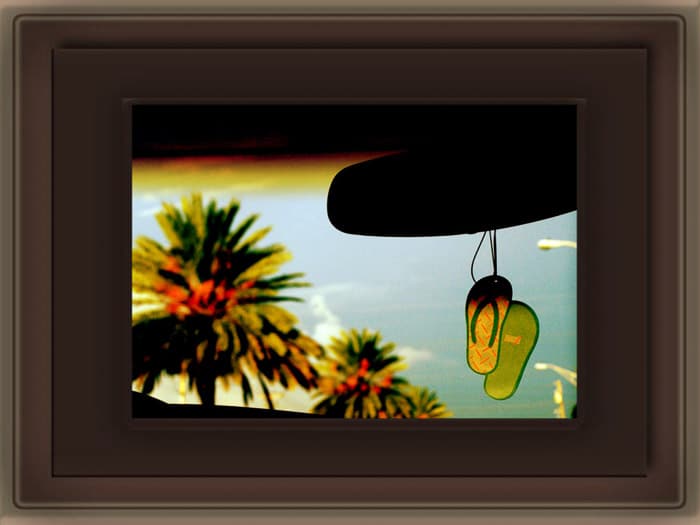 Una foto mirando por la ventana delantera de un automóvil, con un marco de Photoshop PNG 