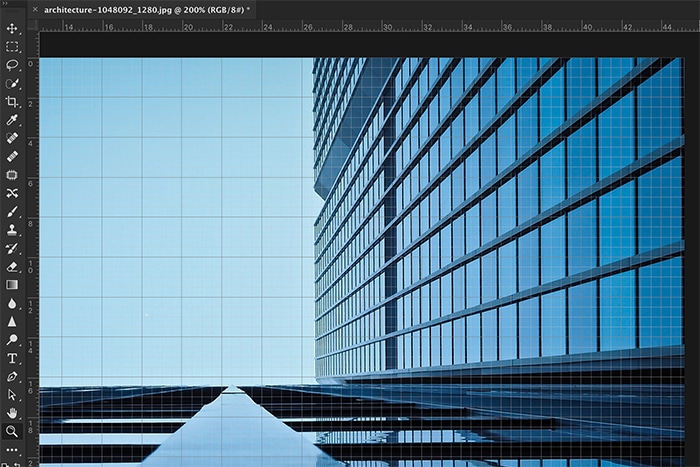 Una captura de pantalla que muestra cómo usar una cuadrícula para editar fotografías de arquitectura en Photoshop