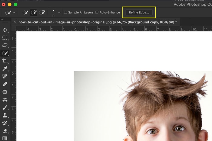 Una captura de pantalla que muestra cómo retocar el cabello con Photoshop usando la herramienta refinar borde
