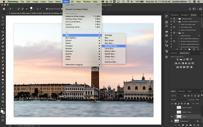 Captura de pantalla de Photoshop que muestra agua seleccionada en una nueva capa y aplica 10.0 píxeles de desenfoque gaussiano.