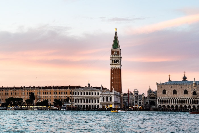Venecia, Italia al atardecer. 