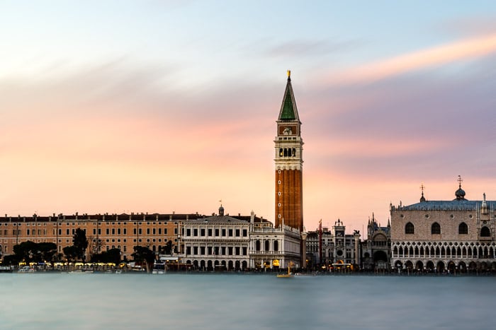 Venecia, Italia al atardecer.  Apariencia de larga exposición creada mezclando capas en Photoshop.