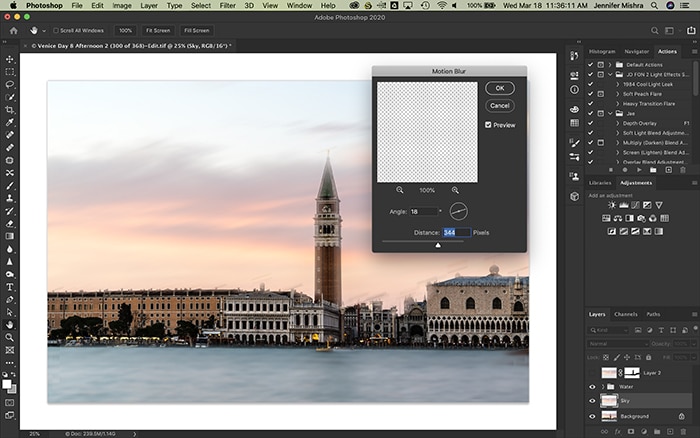 Captura de pantalla de Photoshop que muestra el cielo seleccionado en una nueva capa y aplica 344 píxeles de desenfoque de movimiento en un ángulo de 18 grados.