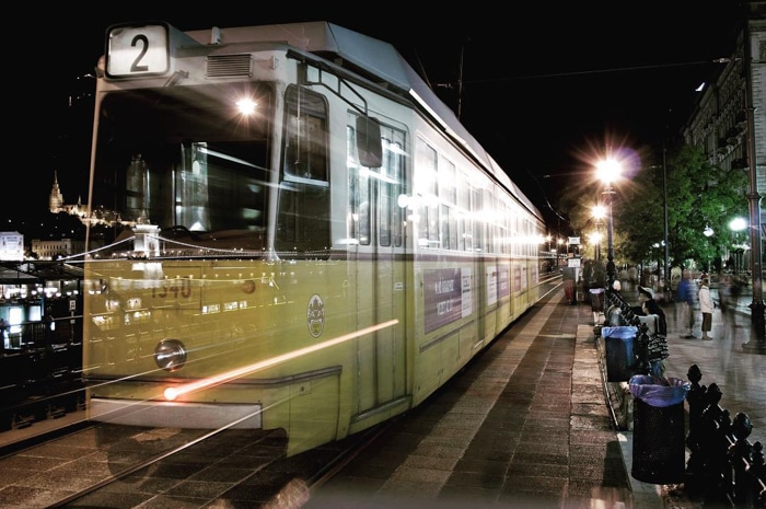 larga exposición de un tranvía en movimiento por la noche: los mejores lugares para fotografiar en Budapest