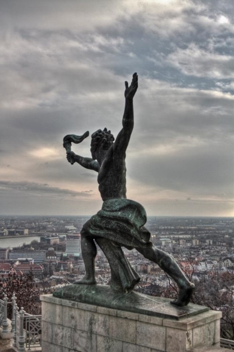 una estatua con vistas a un impresionante paisaje urbano en Budapest, Hungría