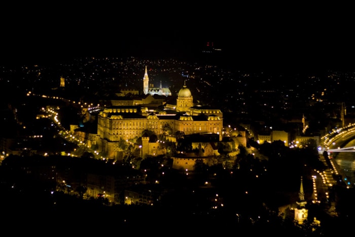 Impresionante vista del Castillo de Buda por la noche