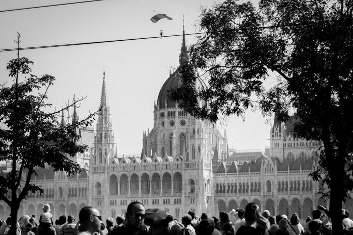 foto en blanco y negro del edificio del parlamento de budapest