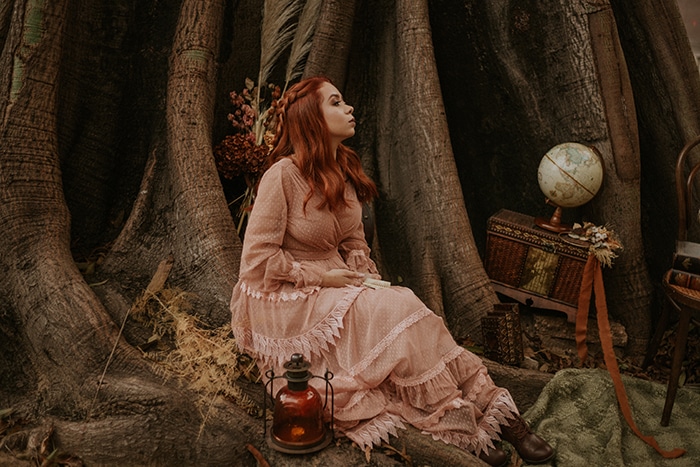 Retrato temático de fantasía conceptual de una mujer sentada en el bosque