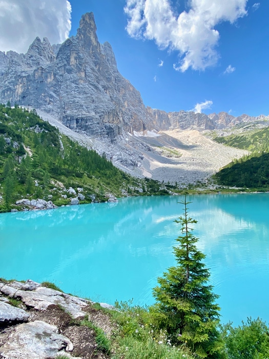 Impresionante paisaje montañoso que rodea un lago