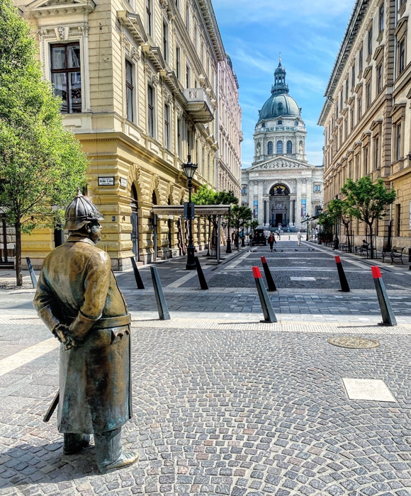 Estatua de bronce en una calle frente a la Basílica de San Esteban en Budapest