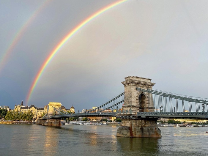 Arco iris doble sobre un puente en Budapest