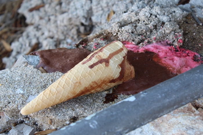 Un cono de helado derretido caído
