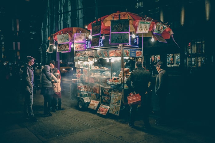 Retrato de la calle de personas en un puesto de comida al aire libre por la noche - temas de fotografía