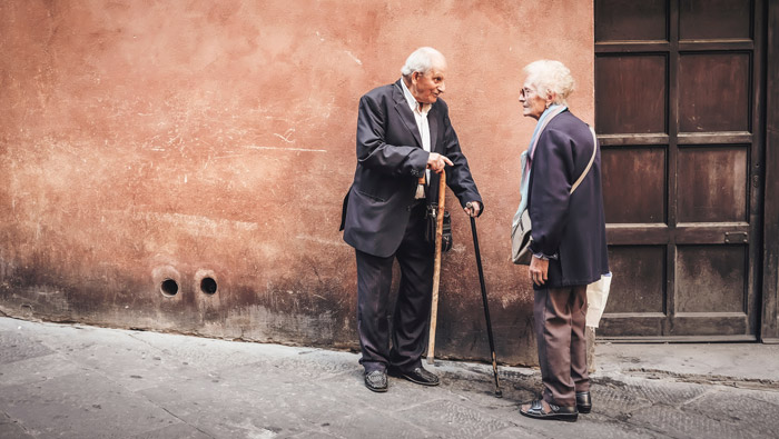 Retrato callejero de una pareja de ancianos charlando - temas de fotografía