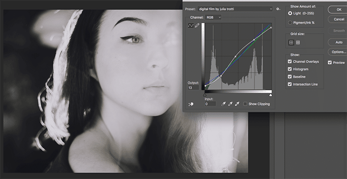 una captura de pantalla de la edición del retrato en blanco y negro de una modelo femenina en Photoshop