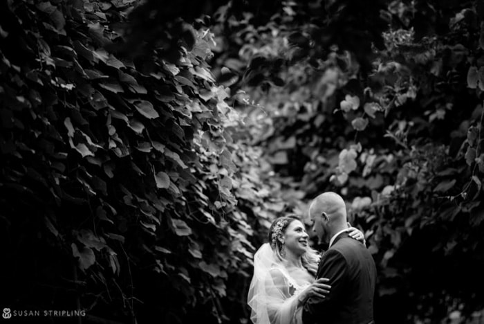 Un hermoso retrato en blanco y negro de los recién casados ​​por Susan Stripling Photography