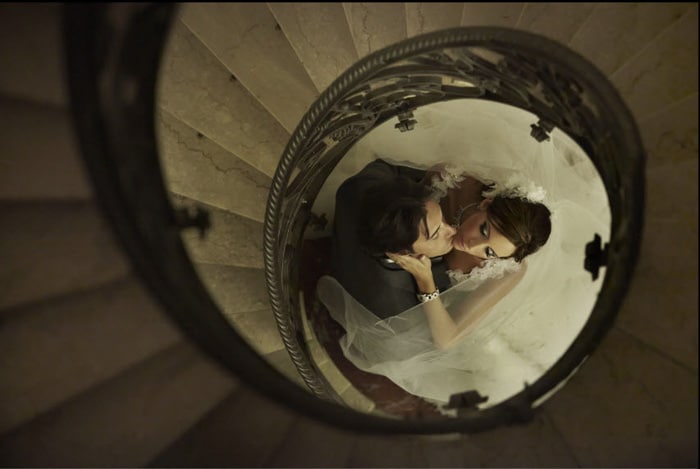 Foto de una novia y un novio enmarcada por una estrella en espiral