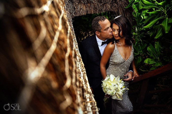 Un hermoso retrato de los recién casados ​​por blogs de bodas de Del Sol Photography