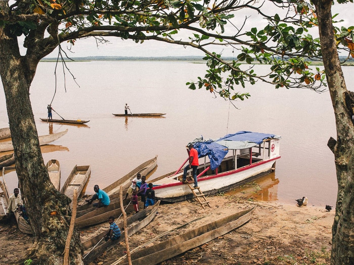 Barcos al borde del agua en la India: cómo iniciarse en el fotoperiodismo