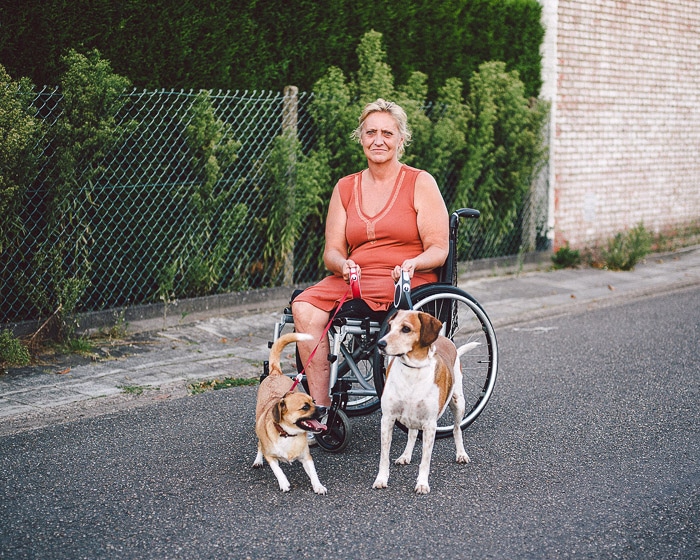 Un retrato de una mujer en silla de ruedas al aire libre