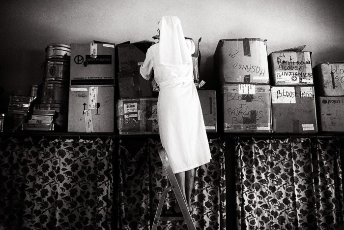 Una foto en blanco y negro de una monja católica en la República Democrática del Congo.  Fotoperiodismo vs fotografía documental