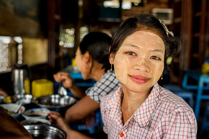 Un retrato de una camarera de Shan en un café al borde de la carretera