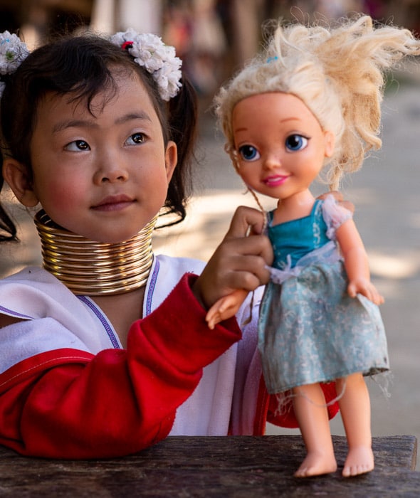 Una joven karen sosteniendo una muñeca de plástico