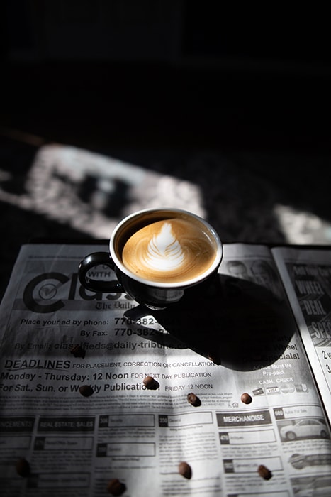 Una taza de café en un periódico