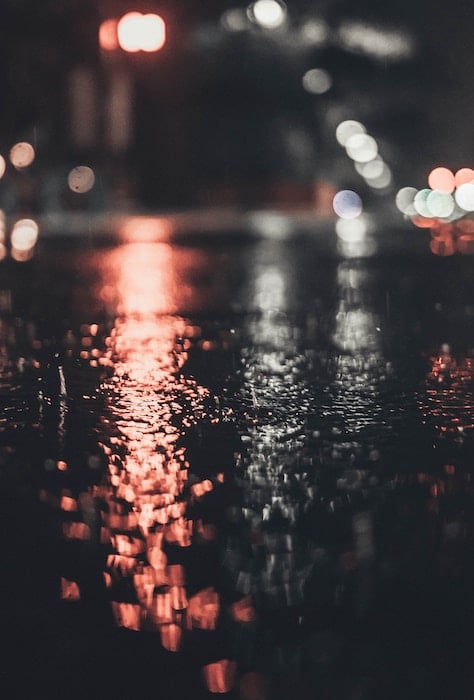 Foto de luz reflejada sobre pavimento mojado