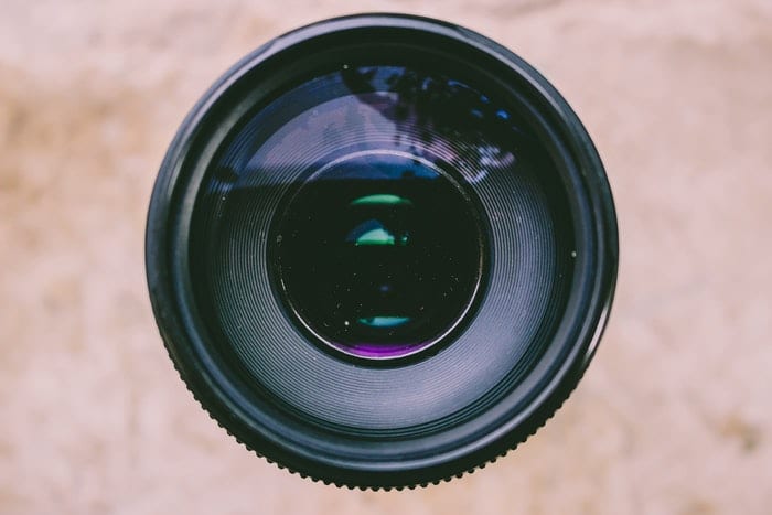 un primer plano de la lente de una cámara