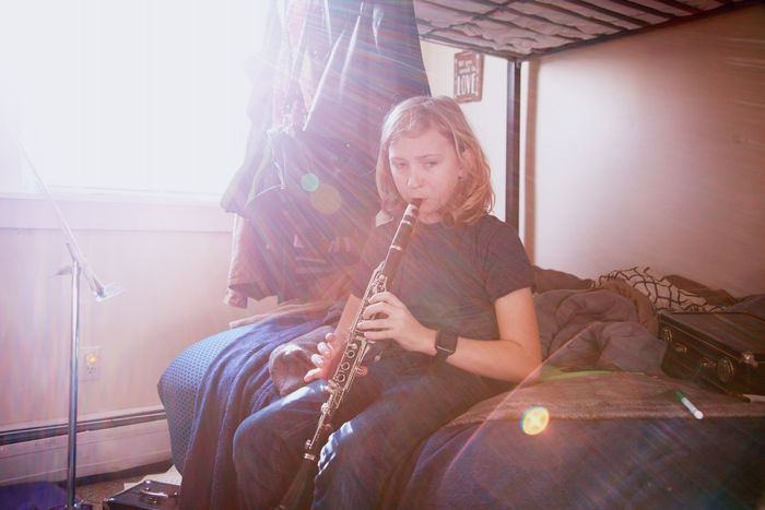 foto de una niña tocando el clarinete con destello de lente