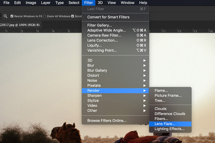 Captura de pantalla que muestra cómo aplicar el filtro de destello de lente en Photoshop