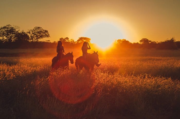 Ejemplo de destello de lente en una imagen de dos personas montando a caballo