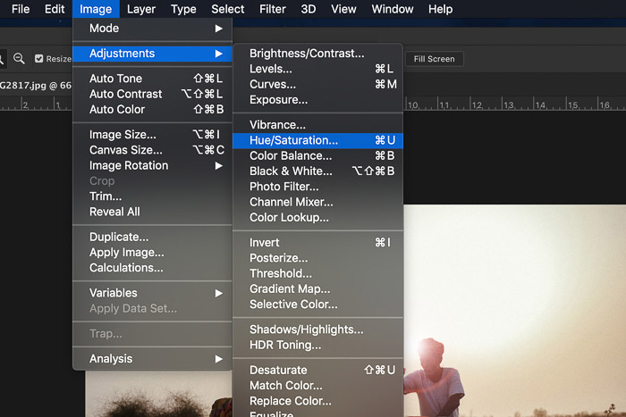 Captura de pantalla que muestra cómo agregar destellos de lente en Photoshop: ajustes de tono / saturación
