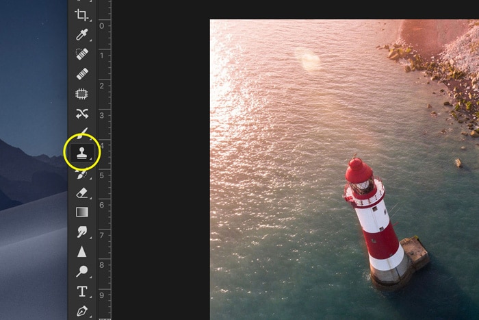 Captura de pantalla del uso de la herramienta de sello de clonación de Adobe Photoshop