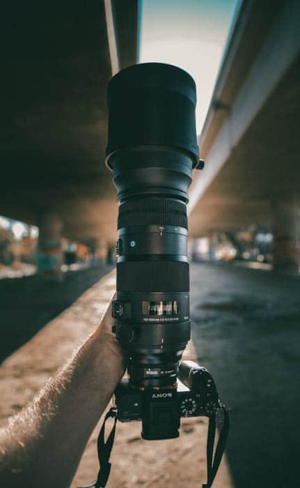 Una DSLR con una lente grande para fotografía callejera