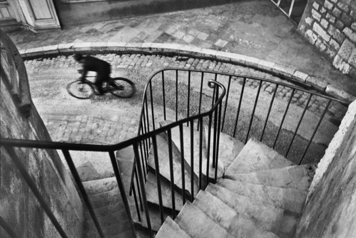 Una foto callejera en escala de grises de Henri-Cartier Bresson
