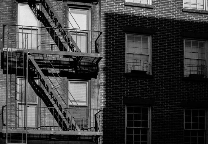Fotografía en blanco y negro del exterior de un edificio.