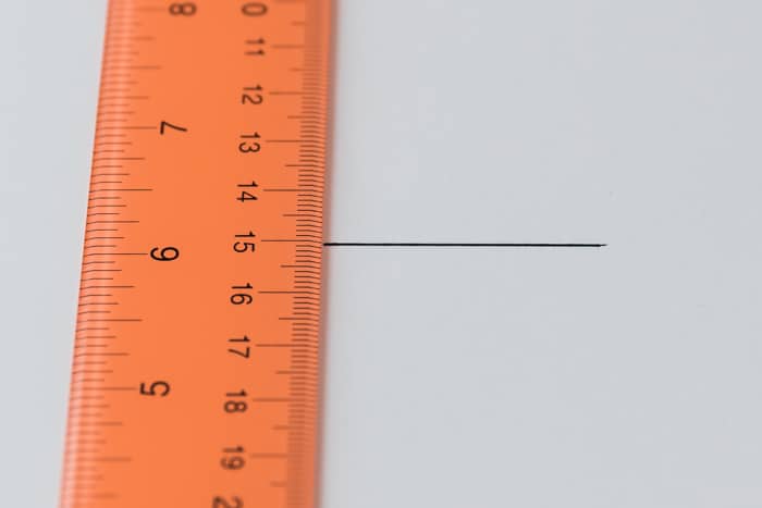 Una regla marcada a 15cm