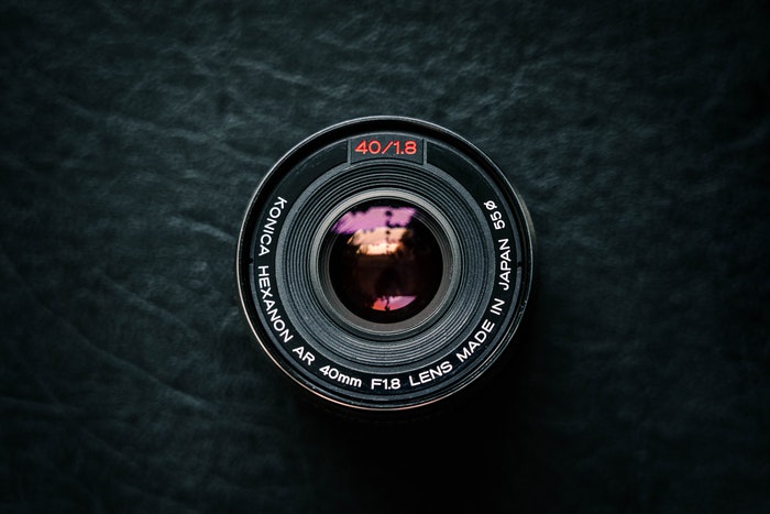 Lente sobre fondo negro