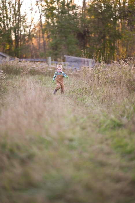 Foto de un niño corriendo en un campo