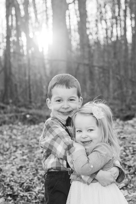 Fotografía en blanco y negro de niños abrazándose