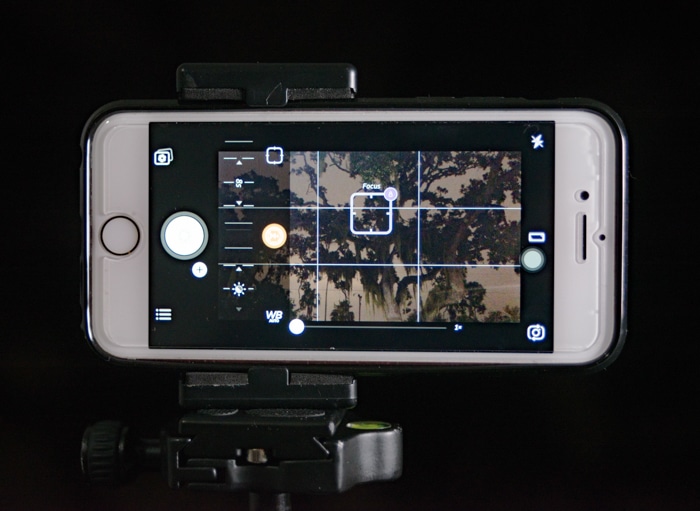 un teléfono inteligente instalado en un trípode para tomar fotografías de paisajes