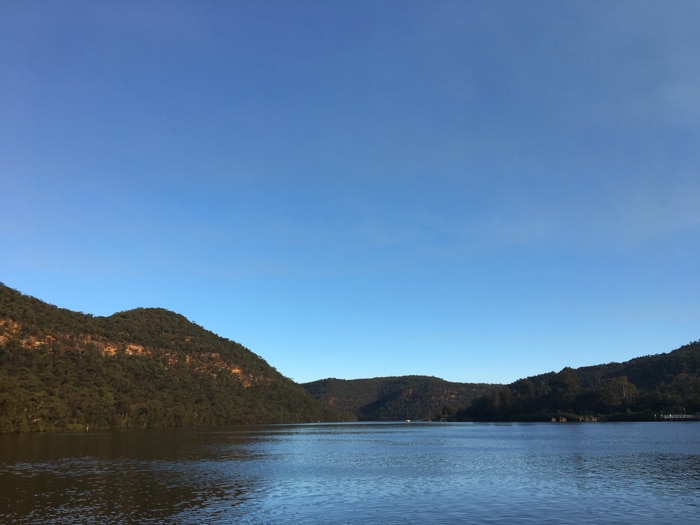 una imagen impresionante de un lago al atardecer - fotos de paisajes de teléfonos inteligentes