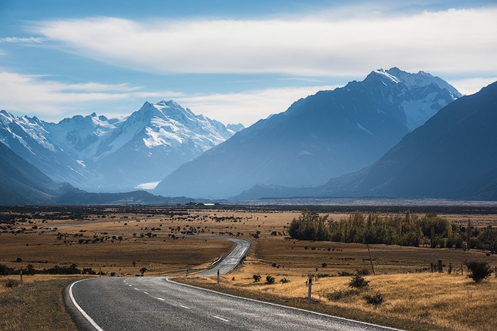 una carretera que atraviesa un paisaje montañoso.