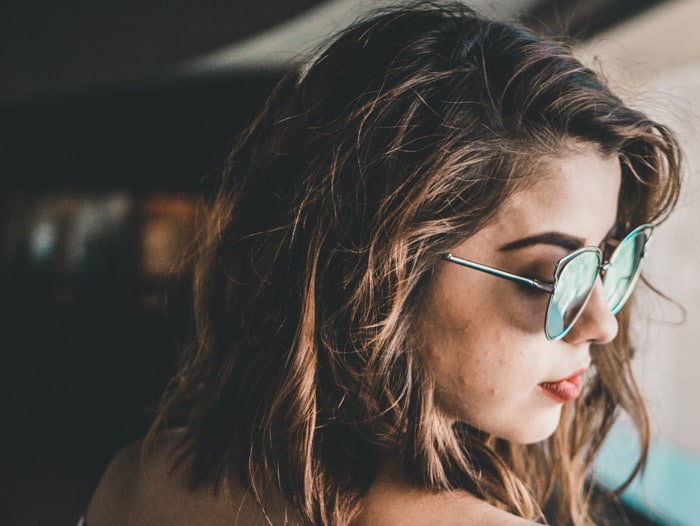 Un retrato de cerca de una niña con gafas de sol con fotografía de sala de plomo