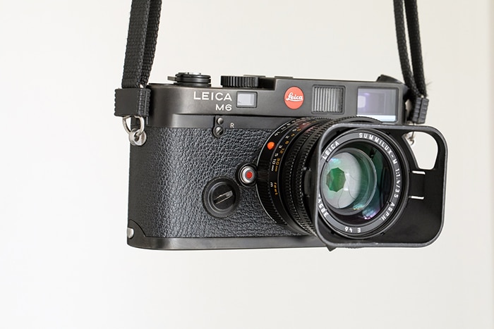 Una fotografía de la Leica M6 con correa