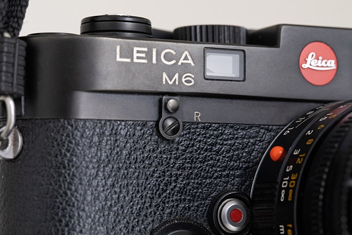 Una fotografía de Leica M6 con el logotipo.
