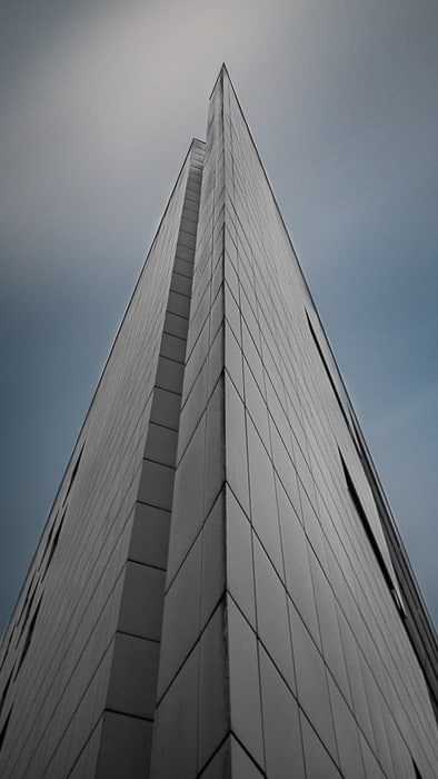 Una imagen de un rascacielos que se está editando con la máscara automática de lightroom